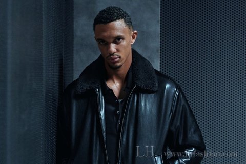 亚历山大-阿诺德登上Calvin Klein假日主舞台